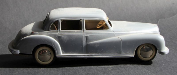 Arnold Mercedes-Benz 300 Adenauer 1953 Plasticmodel with brassbottom (1606)